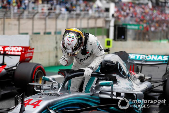 Ganador de la pole Lewis Hamilton, Mercedes AMG F1 celebra