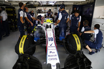 Lance Stroll, Williams FW41, nel garage