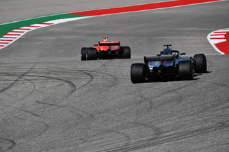 Kimi Raikkonen, Ferrari SF71H y Lewis Hamilton, Mercedes AMG F1 W09 EQ Power+