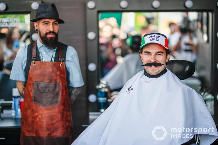 Sergio Pérez, Racing Point Force India F1 Team en la barbería de Fundación Movember