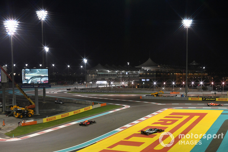 Valtteri Bottas, Mercedes-AMG F1 W09 va largo e lotta con Max Verstappen, Red Bull Racing RB14