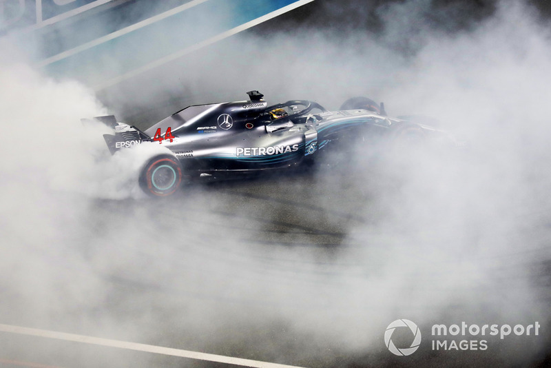 Lewis Hamilton, Mercedes AMG F1 W09 EQ Power+, realiza donas en la parrilla después de ganar la carrera.