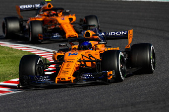 Fernando Alonso, McLaren MCL33, precede Stoffel Vandoorne, McLaren MCL33