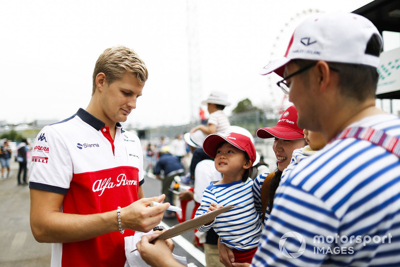 Marcus Ericsson, Sauber, signs an autograph