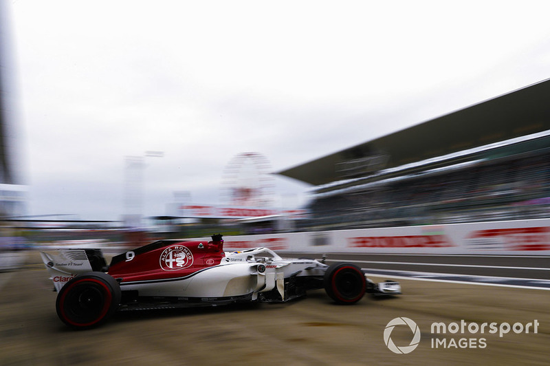 Marcus Ericsson, Sauber C37, leaves the garage
