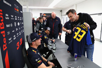 Max Verstappen, Red Bull Racing en Daniel Ricciardo, Red Bull Racing praten met de teamleden