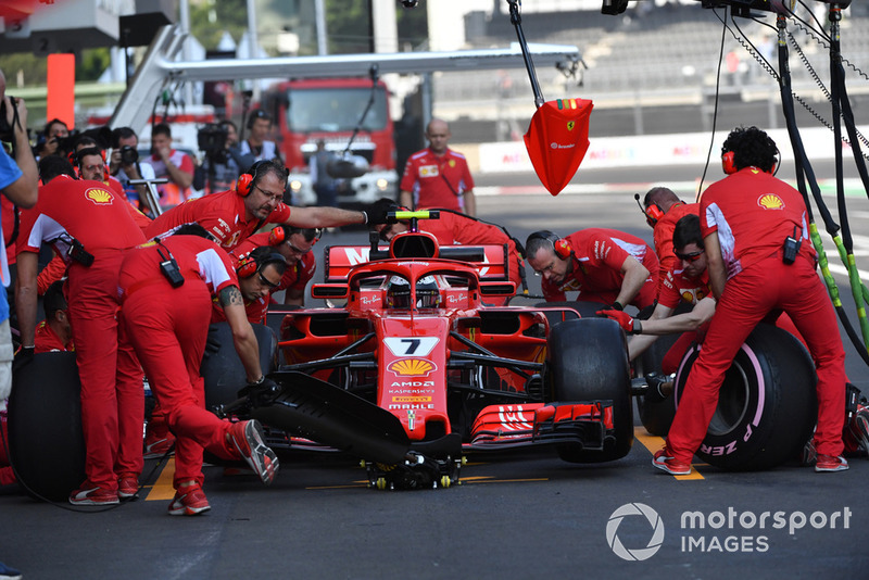 Kimi Raikkonen, Ferrari SF71H, pit stop