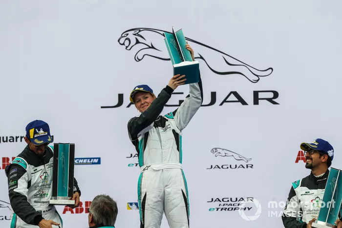 Ganador de la clase AM, Alice Powell, Jaguar VIP 
