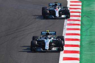 Valtteri Bottas, Mercedes AMG F1 W09 EQ Power+ ve Lewis Hamilton, Mercedes AMG F1 W09 EQ Power+