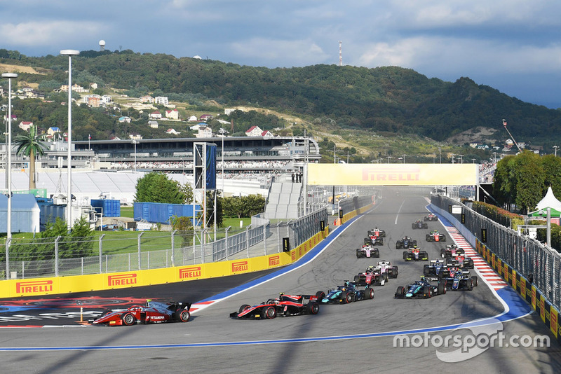 Aksi start Feature Race F2 Sochi