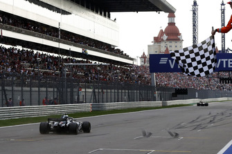 Il vincitore della gara Lewis Hamilton, Mercedes-AMG F1 W09, conquista la bandiera a scacchi