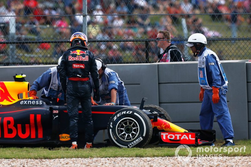 Max Verstappen, Red Bull Racing RB12, sale de su coche