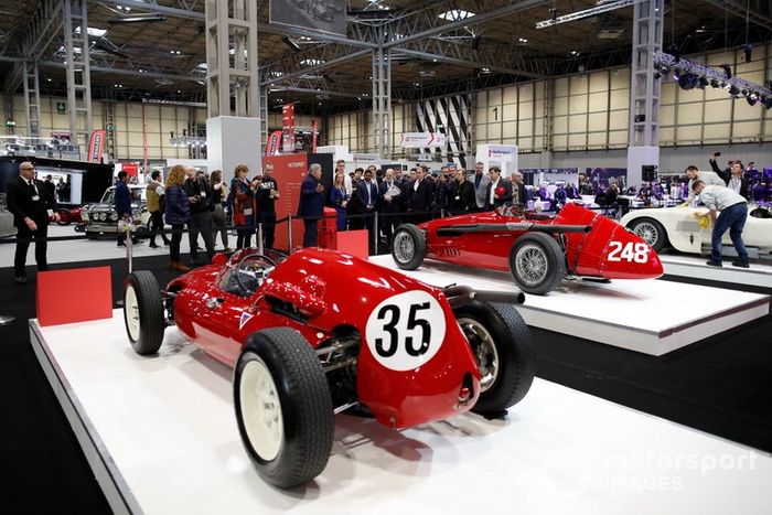 Giorgio Piola, de Motorsport Network, hace un tour por la exhibición de coches