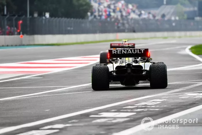 Lando Norris, McLaren MCL34, Daniel Ricciardo, Renault F1 Team R.S.19