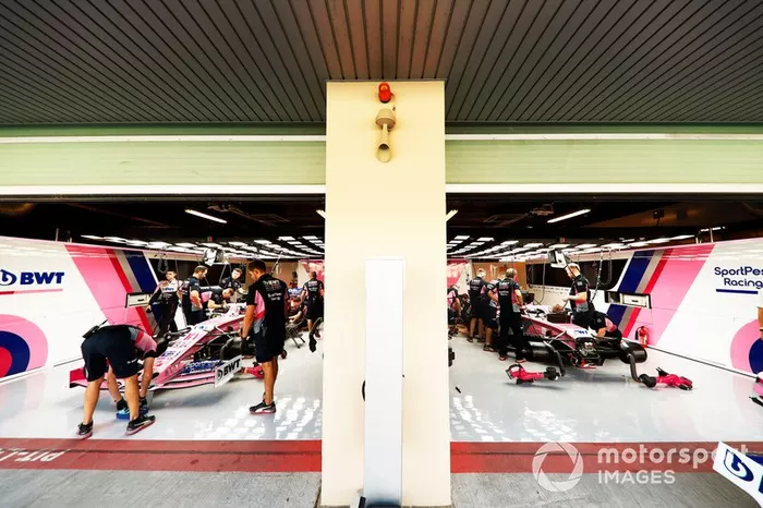 Lance Stroll, Racing Point RP19, y Sergio Pérez, Racing Point RP19, en el garaje