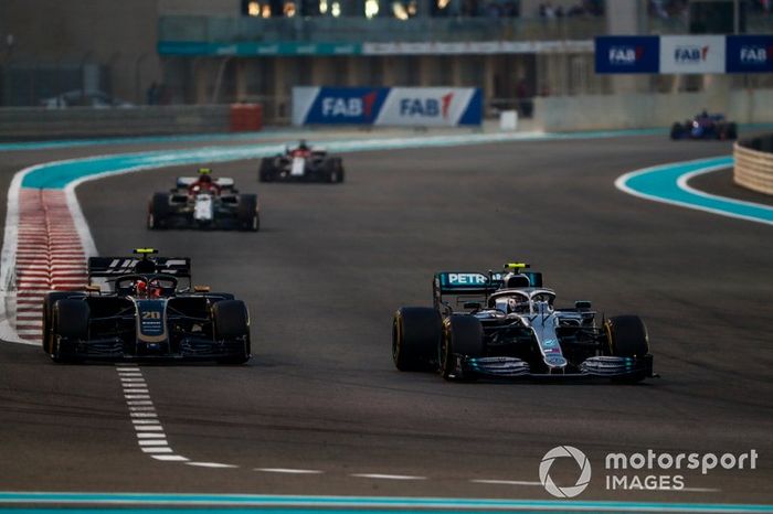 Valtteri Bottas, Mercedes AMG W10, Kevin Magnussen, Haas F1 Team VF-19, Antonio Giovinazzi, Alfa Romeo Racing C38, y Kimi Raikkonen, Alfa Romeo Racing C38