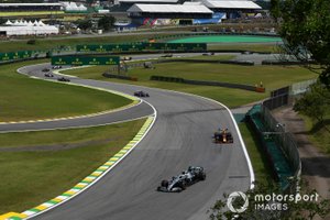 Valtteri Bottas, Mercedes AMG W10, voor Alexander Albon, Red Bull RB15, en Pierre Gasly, Toro Rosso STR14