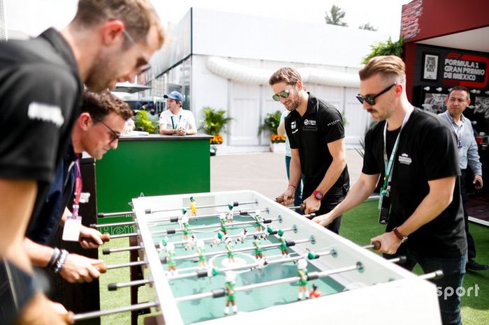 Romain Grosjean, Haas F1, juega a futbolín