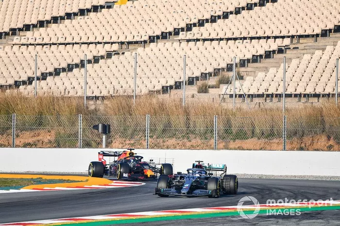 Lewis Hamilton, Mercedes F1 W11 EQ Power+, y Max Verstappen, Red Bull Racing