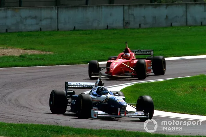 Damon Hill,  Williams FW18 Renault davanti a Michael Schumacher, Ferrari F310, al GP di San Marino del 1996