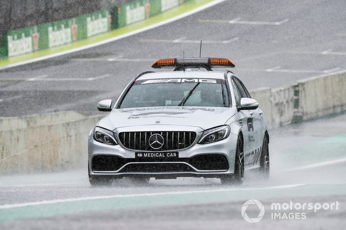 Coche de seguridad conduciendo bajo la lluvia