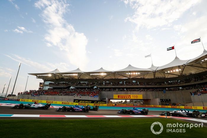 George Russell, Mercedes W13, Esteban Ocon, Alpine A522, Sebastian Vettel, Aston Martin AMR22, Fernando Alonso, Alpine A522