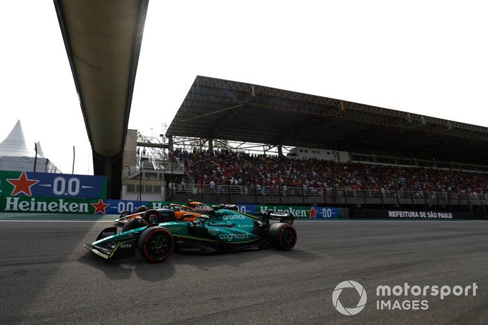 Sebastian Vettel, Aston Martin AMR22, adelanta a Lando Norris, McLaren MCL36