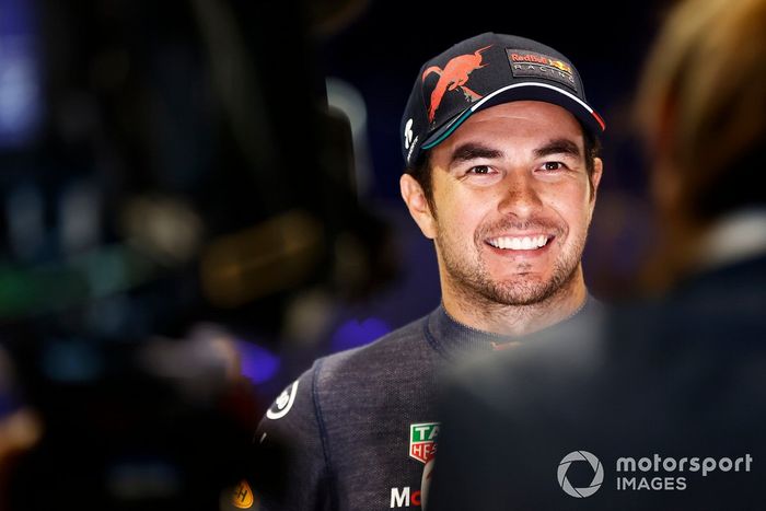 El hombre de la pole, Sergio Pérez, de Red Bull Racing, es entrevistado tras la clasificación