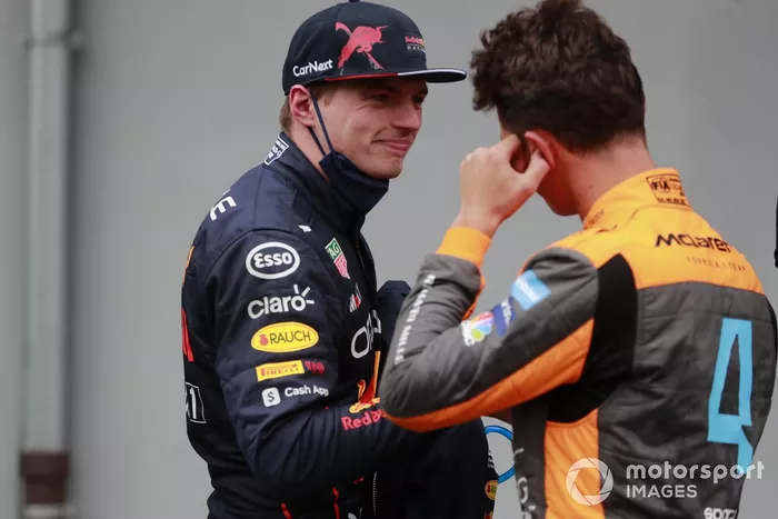Max Verstappen, Red Bull Racing, habla con Lando Norris, McLaren, tras la clasificación