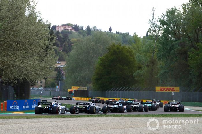 Nicholas Latifi, Williams FW44, Alex Albon, Williams FW44, persiguen al grupo en la salida