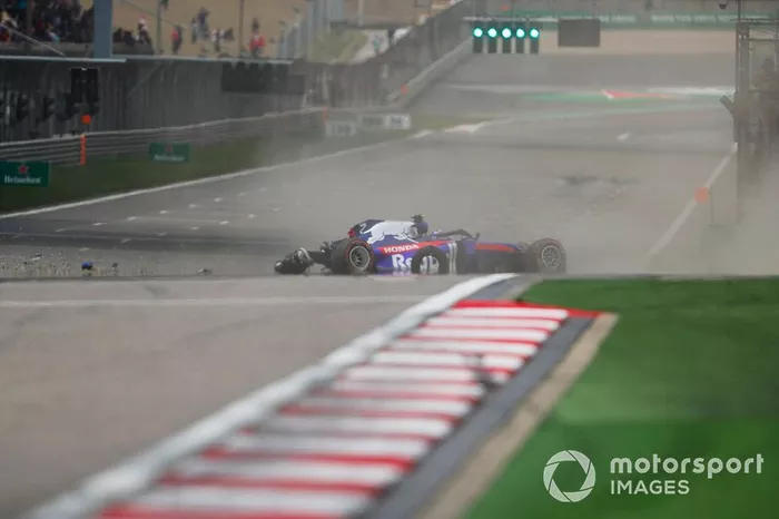 Alexander Albon, Toro Rosso STR14 choca