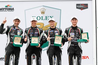 #11 GRT Grasser Racing Team Lamborghini Huracan GT3, GTD: Mirko Bortolotti, Christian Engelhart, Rik Breukers, Rolf Ineichen, podio