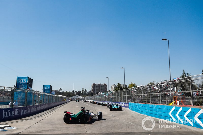 Lucas di Grassi, Audi Sport ABT Schaeffler, Audi e-tron FE05, segue un gruppo di monoposto