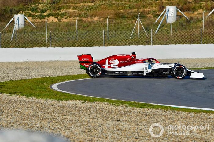 Kimi Raikkonen trompea con el Alfa Romeo Racing C38
