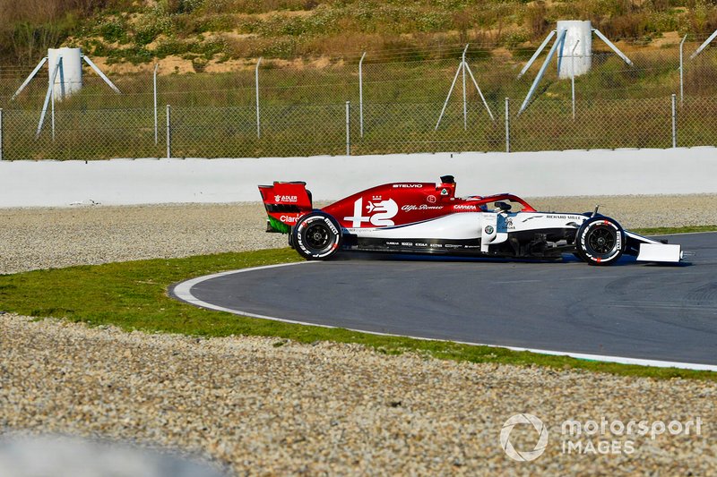Kimi Raikkonen, Alfa Romeo Racing C38, hace trompo
