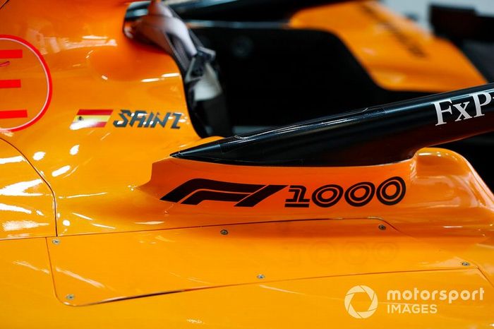 Marca de las 1000 carreras en el auto de Carlos Sainz Jr., McLaren MCL34 