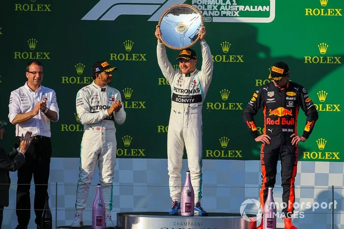 El ganador Valtteri Bottas, Mercedes AMG F1 celebra en el podio ante Hamilton y Verstappen