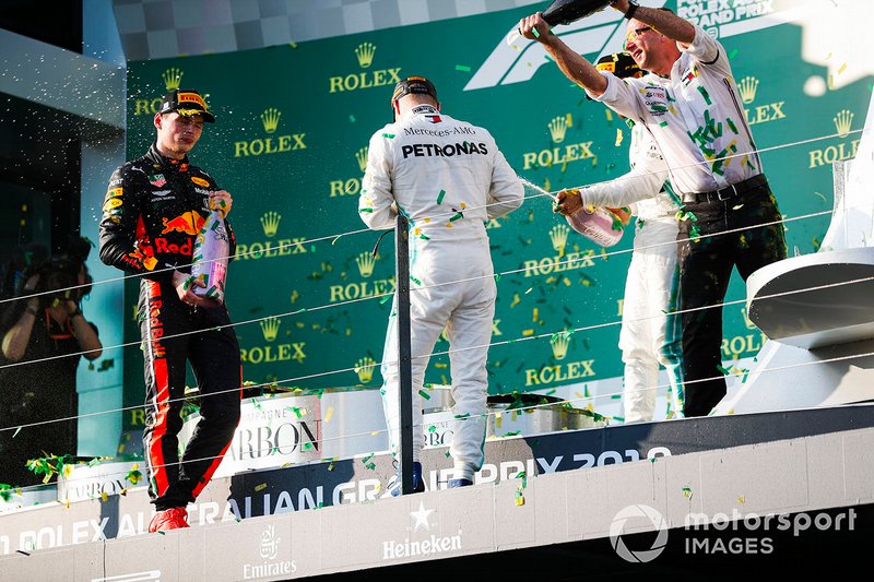 Max Verstappen, Red Bull Racing, terzo, Valtteri Bottas, Mercedes AMG F1, vincitore, Lewis Hamilton, Mercedes AMG F1, secondo, ed il delegato dei Costruttori Mercedes festeggiano con lo champagne sul podio