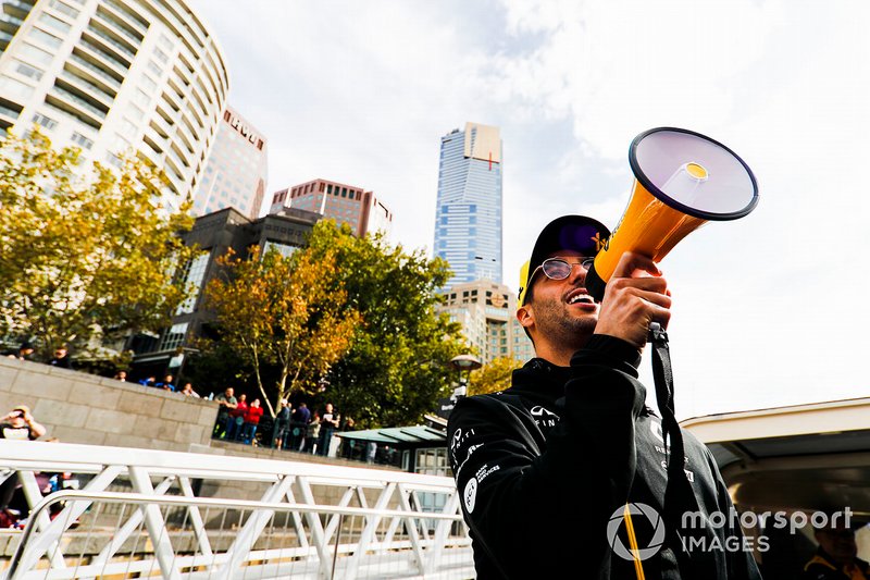 Daniel Ricciardo, Renault, si dirige verso l'evento a Federation Square