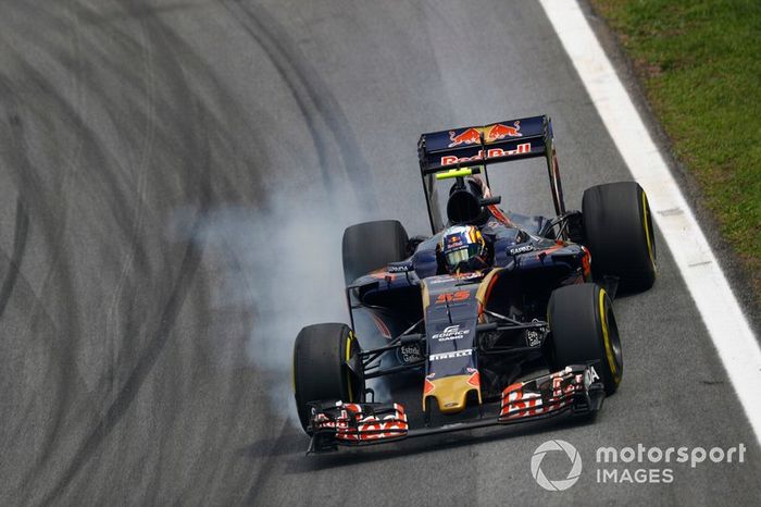 Carlos Sainz Jr, Toro Rosso STR11 Ferrari, locks a front wheel