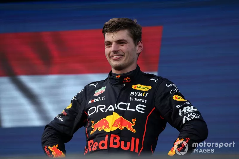 Max Verstappen, Red Bull Racing, 1ª posición, lo celebra en el podio