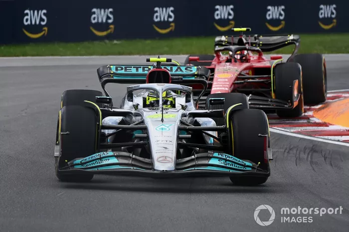 Lewis Hamilton, Mercedes W13, Carlos Sainz, Ferrari F1-75