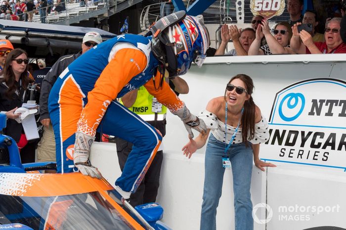 El ganador de la pole, Scott Dixon, Chip Ganassi Racing Honda, es recibido por su esposa Emma.