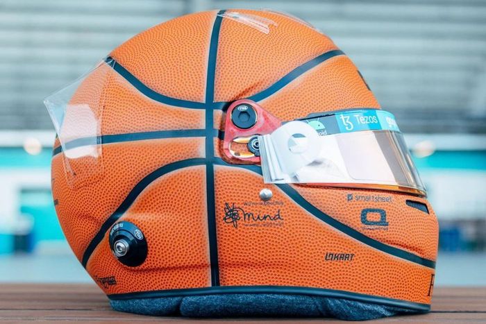 Casco de Lando Norris, McLaren con diseño especial de balón de baloncesto de la NBA