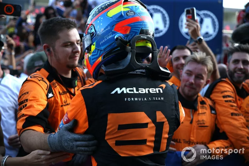 Charles Leclerc, Scuderia Ferrari, 2ème position, Lando Norris, McLaren F1 Team, félicitent Oscar Piastri, McLaren F1 Team, 1ère position, au Parc Ferme