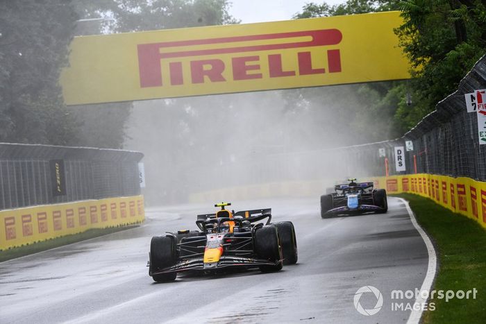 Sergio Pérez, Red Bull Racing RB20, Pierre Gasly, Alpine A524