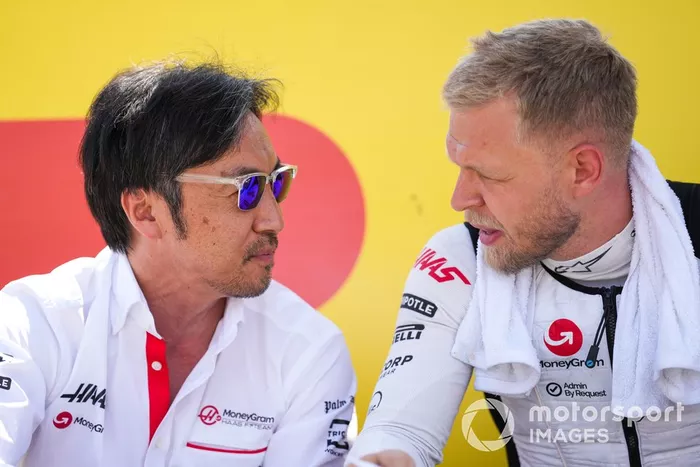 Ayao Komatsu, Team Principal, Haas F1 Team, Kevin Magnussen, Haas F1 Team, en la parrilla de salida