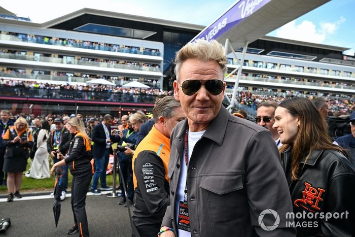 El chef televisivo Gordon Ramsay en la parrilla