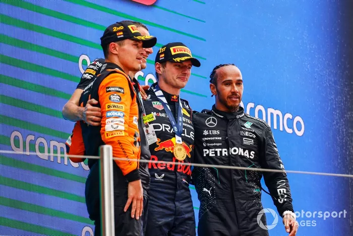 Max Verstappen, Red Bull Racing, 1ª posición, Lando Norris, McLaren F1 Team, 2ª posición, Lewis Hamilton, Mercedes-AMG F1 Team, 3ª posición, en el podio. 
