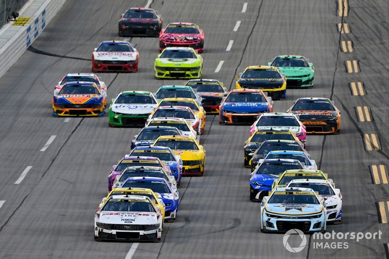 Austin Cindric, Team Penske, Discount Tire Ford Mustang and Chase Elliott, Hendrick Motorsports, Kelley Blue Book Chevrolet Camaro